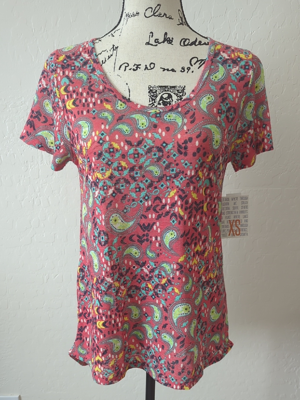 LuLaRoe XS Classic Tee Coral Pink Paisley Short Sleeve Scoop Neck Top